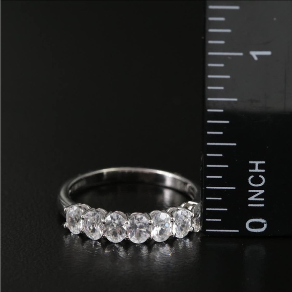18K - Seven Stone Ring - Size 7 - Picture 2 of 4